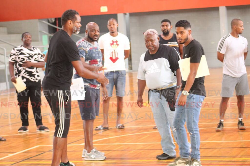 Kwesi Peterson, main organiser of the tournament, explains the rules of the court to the managers of the participating teams during the last meeting prior to the start of the tournament. - Grevic Alvarado