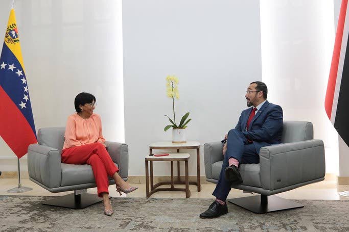 Minister of Energy and Energy Industries speaks with Venezuelan Vice President Delcy Rodríguez during a visit to Venezuela on November 4, 2023 - 