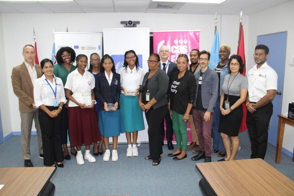  The winners of the Ways of Sunlight writing competition and their parents and guardians 
pose with representatives of the European Union, United Nations Development Programme 
(UNDP) and Bocas Lit Fest. respresentatives - 