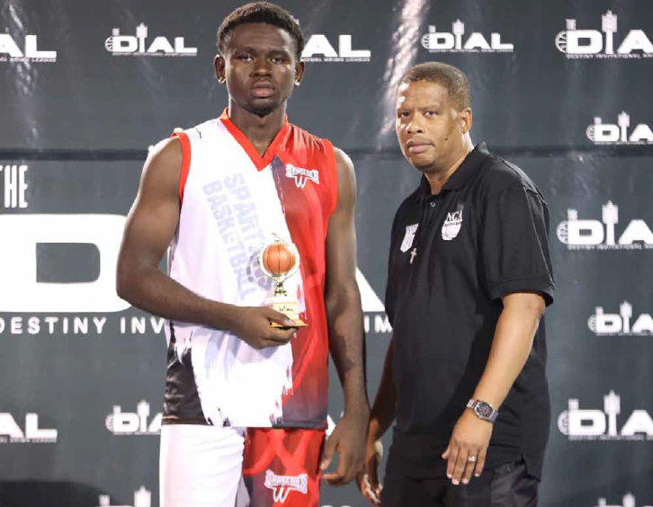 Spartans
TT player
and Destiny
Invitational
Arima League
(DIAL)
championship
division MVP,
Amaree Toney
(L), collects his
award. Photo
courte sy DIAL.