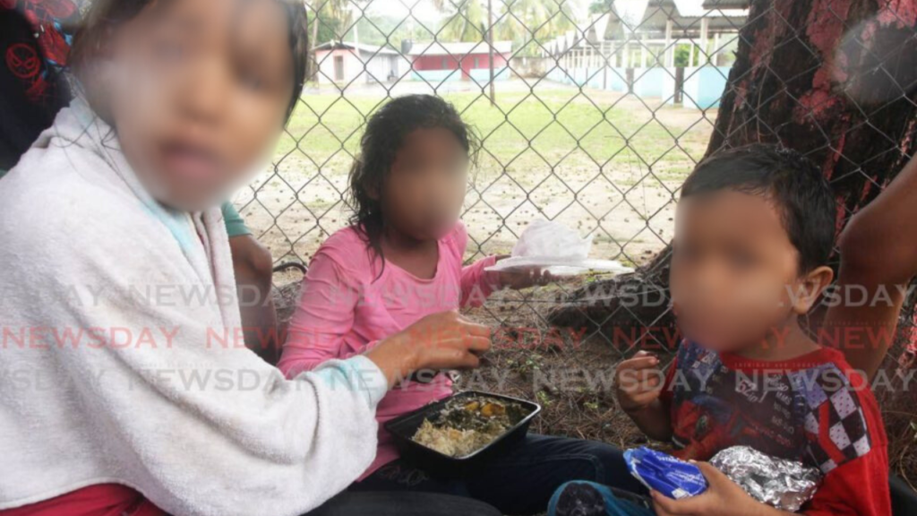 Venezuelan children after landing with adult migrants in Los Iros. - 