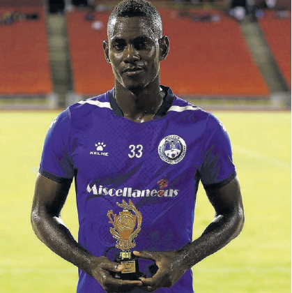 Miscellaneous Police FC attacker Kareem Freitas with his Man-of-the-
Match award following his team’s 2-1 TTPFL win against Caledonia
at the Hasely Crawford Stadium, Mucurapo on Wednesday.
Photos courtesy TTPFL.