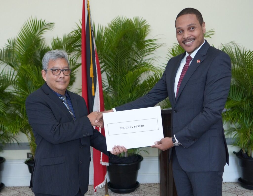 Gary Peters, swore the oath of office to act as auditor general before acting President Nigel de Freitas on August 12. - Photo courtesy the Information Division