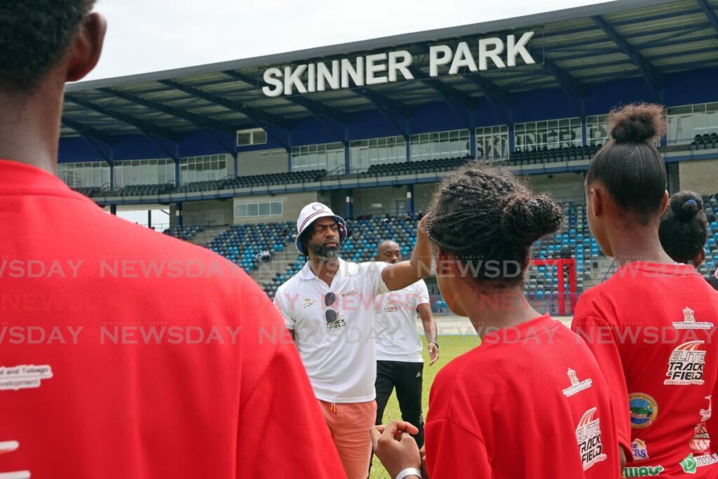 US sprinter Tyson Gay imparts knowledge to TT's young athletes at Skinner Park, San Fernando, April 15.  - Lincoln Holder 