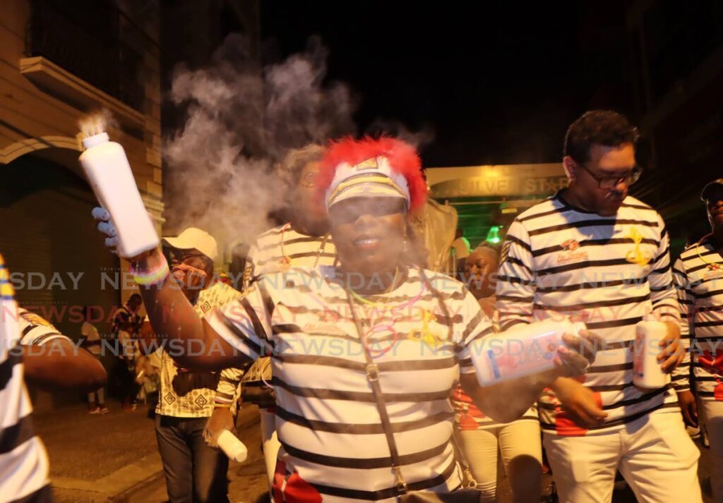 Este Pan Spectator se divierte durante el Pan and Powder Parade en Pembroke Street, Puerto España.