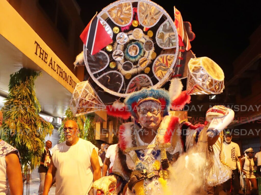 Los amantes del pan se regocijan durante el desfile Pan and Powder en el Ayuntamiento de Pembroke Street, Puerto España