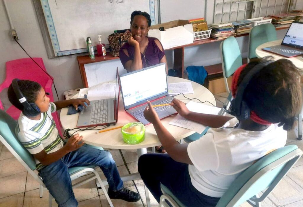 Pupils at Rampanalgas RC get some one-on-one support during the literacy training hosted by Woodside Energy and the Arrow Foundation. 