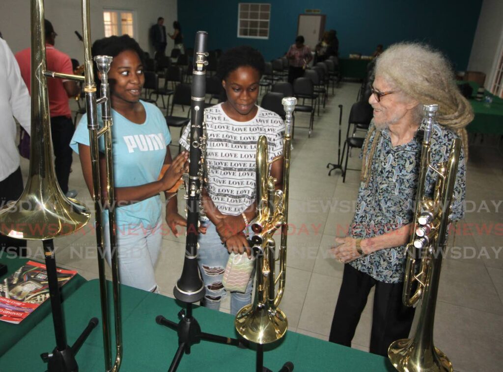 Siaters Zinobia and Zekira Lewis of Diego Martin Government Secondary School, chat with iconic musician Roy Cape at the launch of musical classes by the Roy Cape Foundation, at the Diego Martin Community Centre, on March 5, 2023. - File photo by Angelo Marcelle