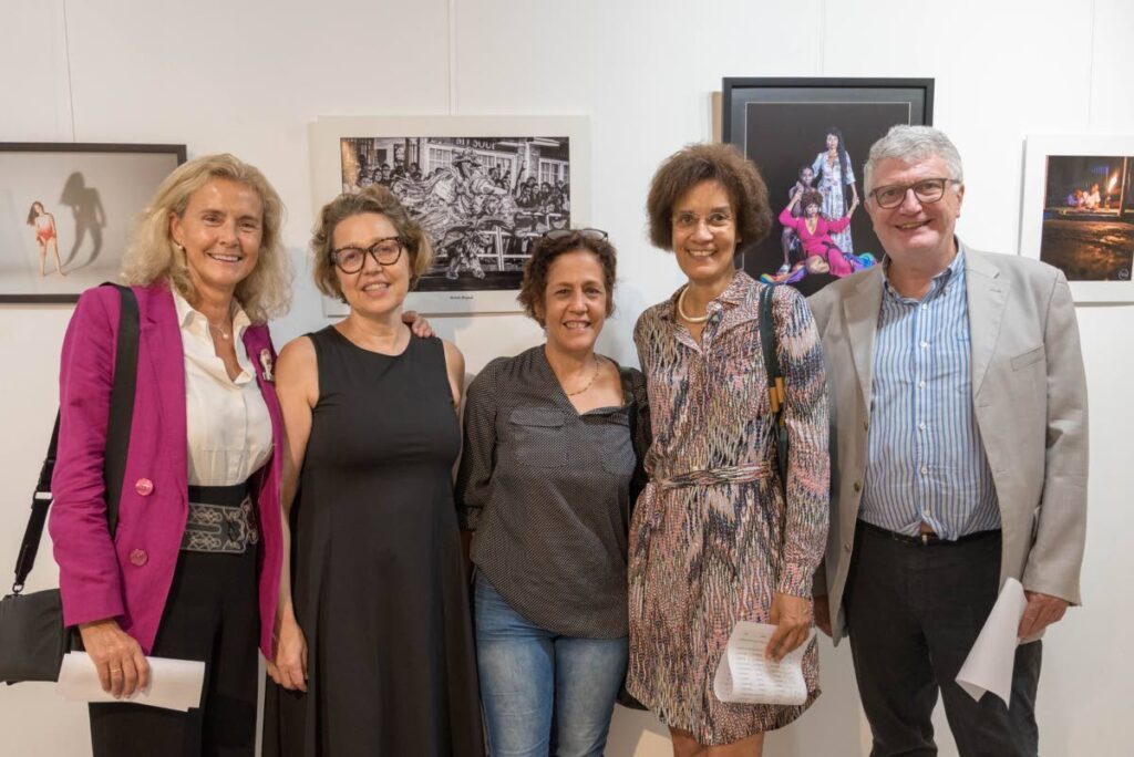 
Mariela Bruzual, centre, winner of the photo, amateur prize, with diplomats from Spain, Germany, France and EU Delegation.

 - 