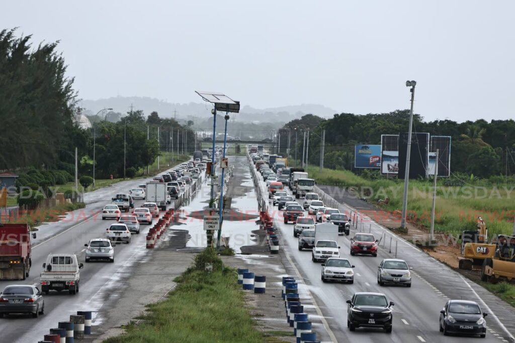 Heavy traffic along the Solomon Hochoy Highway, near Chase Village, Chaguanas. - File photo by Lincoln Holder 