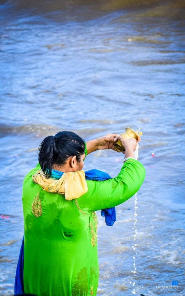 A devotee as she offers dhaar (milk and other items) to the water during kartik celebrations. Photo courtesy Oh Shoots Media - Oh Shoots Media