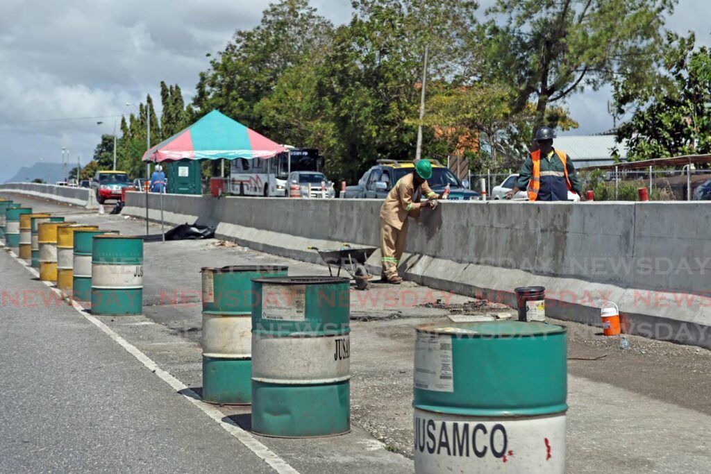 Roadworks being done along the Solomon Hochoy Highway in Chaguanas. - Photo by Lincoln Holder 