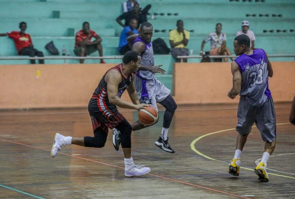 Straker Nets' Sadiki Guerra attacks the defence during a match in the men's division of the 2024/25 North Zone Revival invitational basketball tournament. - Photo courtesy Garvin Warwick